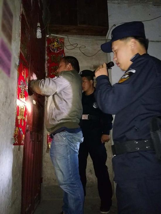 博尔塔拉粗心妈妈误将幼女锁家中 