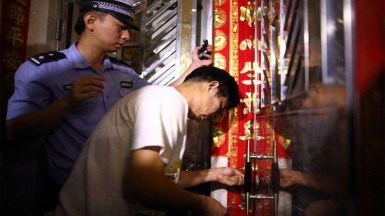 博尔塔拉请开锁师傅开了锁后，师傅